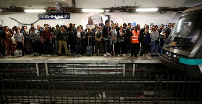 La estación de metro de  Gare du Nord completamente abarrotada por la huelga de transporte que está viviendo París. /REUTERS