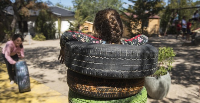 Una niña jugando en la escuela El Dragón. FERNANDO SÁNCHEZ.