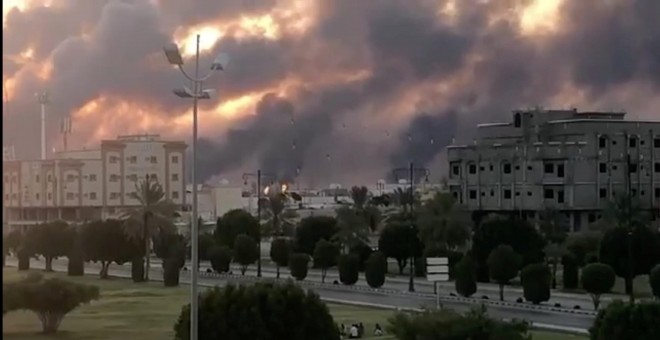 Vista del humos y las llamas tras el incendio en una planta petrolera de Aramco en Abqaiq, Arabia Saudí.- REUTERS