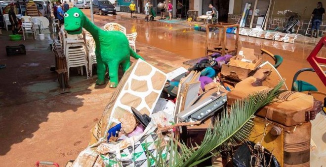 15/09/2019.- Vecinos de Los Nietos (Cartagena) sacan sus pertenencias de sus casas tras verse afectadas por las fuertes lluvias caidas en los últimos días en la Región de Murcia. EFE/Marcial Guillén