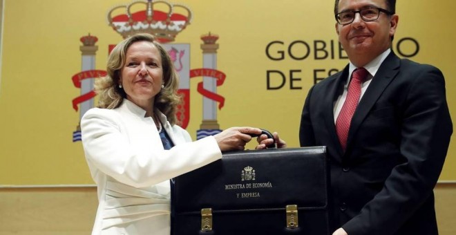 La ministra de Economía Nadia Calviño, el día de su toma de posesión, recibe su cartera de manos de su predecesor Román Escolano. EFE