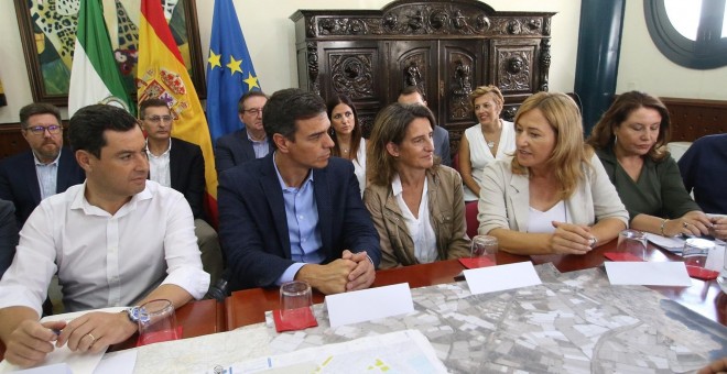 Moreno, Sánchez, Ribera, Fernández y Crespo, en la mesa. Encuentro en el Ayuntamiento de Níjar (Almería) para evaluar los daños por la gota fría. Europa Press