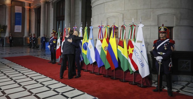 17/07/19 - Macri y Bolsonaro se saludan en la cumbre de Jefes de Estado de Mercosur organizada en Santa Fe (Argentina), el pasado mes de julio. ISAC NÓBREGA/ PR