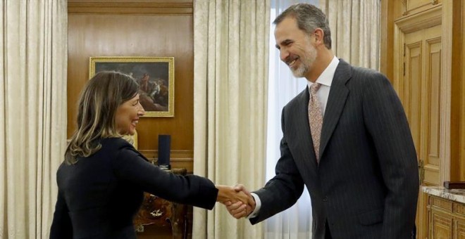 El rey Felipe VI recibe en audiencia a la diputada de Galicia en Común, Yolanda Díaz, este lunes, en el inicio de la ronda de consultas sobre la investidura a Pedro Sánchez como presidente del Gobierno, en el Palacio de Zarzuela. EFE/Ballesteros POOL