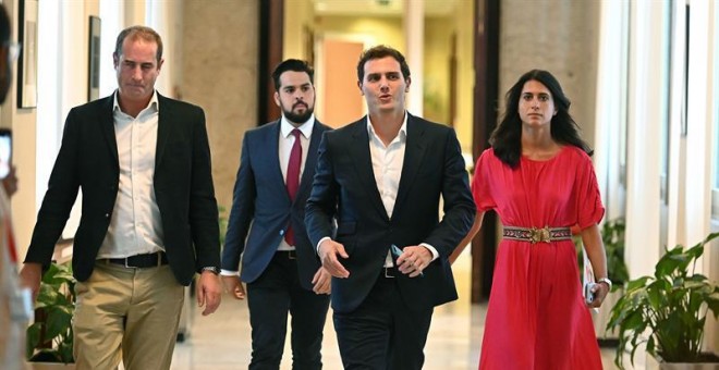 El presidente de Ciudadanos, Albert Rivera, junto a su secretario de Comunicación, Fernando de Páramo (2i), entre otros, a su llegada a la reunión que ha mantenido con el líder del PP, Pablo Casado, esta tarde en el Congreso de los Diputados tras la propu