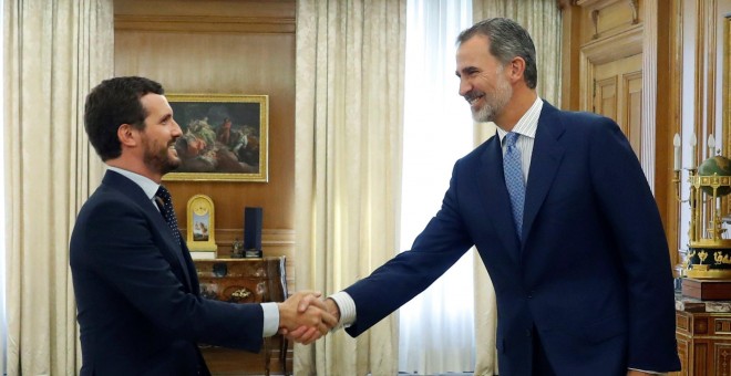 17/09/2019. - Felipe VI saluda al presidente del Partido Popular, Pablo Casado, durante la reunión mantenida este martes en el Palacio de la Zarzuela, en la segunda jornada de la ronda de consultas. / EFE - BALLESTEROS