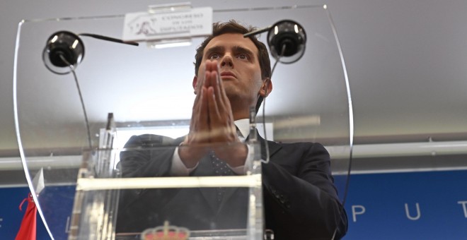 17/09/2019.- El presidente de Ciudadanos, Albert Rivera, durante la rueda de prensa ofrecida esta tarde en el Congreso de los Diputados, tras la audiencia mantenida con el rey . / EFE - FERNANDO VILLAR