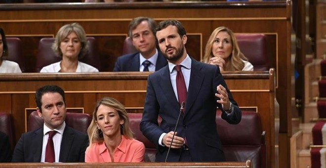 El líder del PP, Pablo Casado, durante su intervención en la segunda y última sesión de control de esta legislatura celebrada este miércoles en el hemiciclo del Congreso. EFE/Fernando Villar