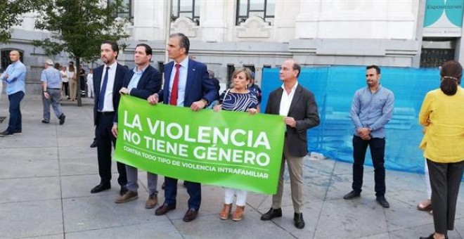 La delegación de Vox, con Ortega Smith, con la pancarta en el Ayuntamiento de Madrid este jueves. EUROPA PRESS