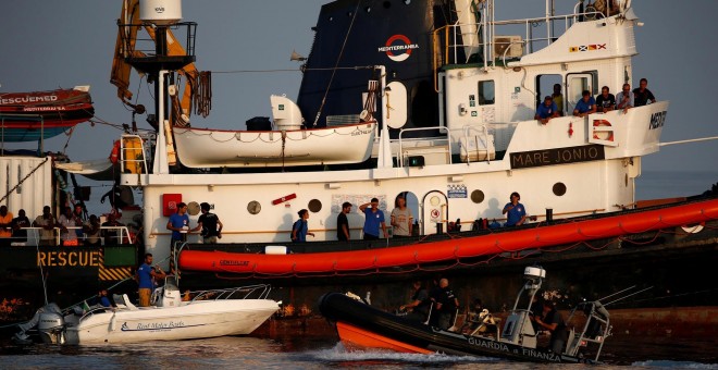 Un barco desembarca en Lampedusa. REUTERS/Darrin Zammit Lupi