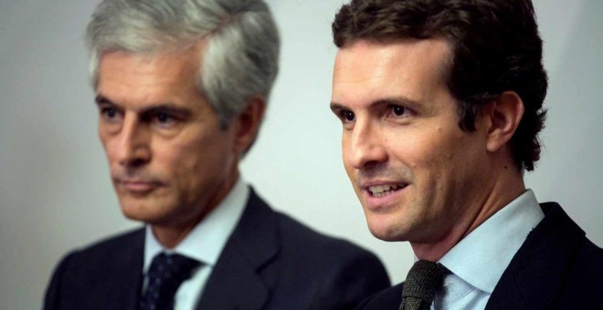 El presidente del Partido Popular, Pablo Casado junto al diputado Adolfo Suárez Illana, que concurrió el 28 de abril como número dos por Madrid. EFE