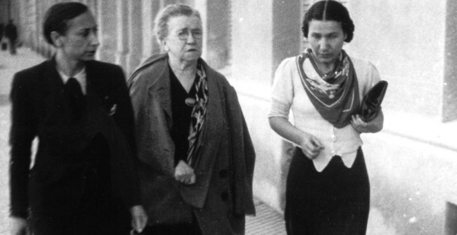 Emma Goldman caminando junto a Lucía Sánchez Saornil y Christine KonRabe en 1938. Fundación Anselmo Lorenzo