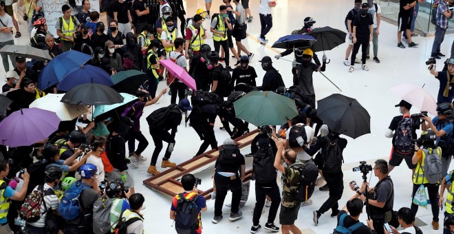 Instante del choque de fuerzas en un centro comercial de Hong Kong. REUTERS/Aly Song