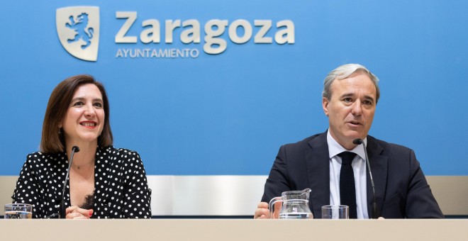 El alcalde de Zaragoza, Jorge Azcón (PP), y la vicealcaldesa Sara Fernández (C’s), en una rueda de prensa. AYUNTAMIENTO DE ZARAGOZA
