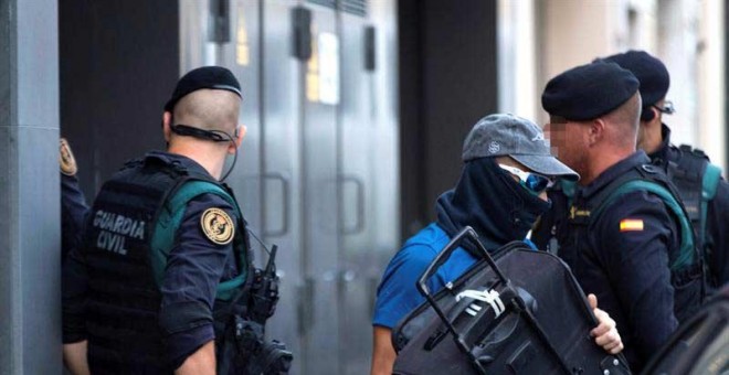 Registro que los agentes de la Guardia Civil realizaron el lunes en una vivienda de Sabadell durante la operación contra los CDR. (EFE)