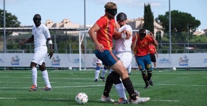 Un jugador español y uno francés disputan un balón en la final del Campeonato de Europa de fútbol para ciegosONCE