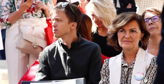 La vicepresidenta del Gobierno, Carmen Calvo (d) junto al candidato de Más País a las elecciones generales del 10 de noviembre, Iñigo Errejón (i), durante la clausura de la conmemoración del 130 aniversario de UGT, este domingo en Madrid. EFE/Javier López