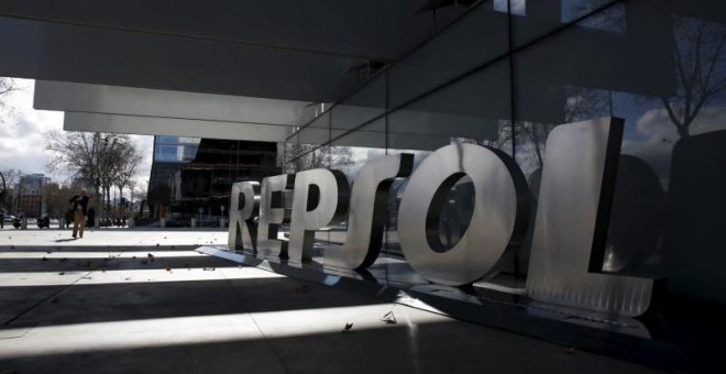 El logotipo de la empresa petrolera española Repsol en su sede central de Madrid. REUTERS/Juan Medina