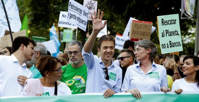 27/09/2019.- El candidato de Más País a las elecciones generales, Íñigo Errejón (c), durante la manifestación que esta tarde recorre las calles de la capital, contra la crisis climática. EFE/JuanJo Martín