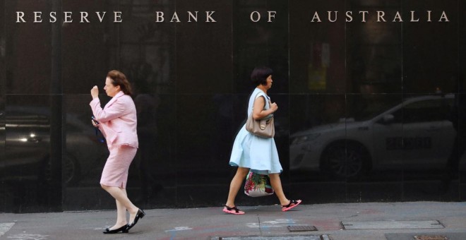 Dos mujeres caminan junto a la sede del Banco de la Reserva de Australia en el centro de Sydney. REUTERS / Daniel Munoz