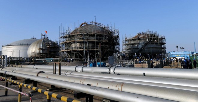 Obras de reparación de las instalaciones de la petrolera estatal saudí Aramco en Abqaiq, que fueron atacadas con drones el pasado septiembre. REUTERS/Hamad l Mohammed