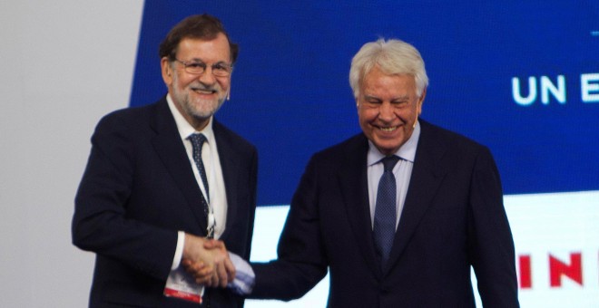 Mariano Rajoy y Felipe González durante el I Foro La Toja-Vínculo Atlántico este viernes. / EFE