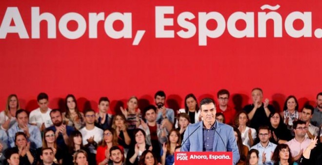 El secretario general del PSOE y presidente del Gobierno en funciones, Pedro Sánchez, participa en un acto de precampaña junto con el presidente del Principado, Adrián Barbón (i) en Oviedo. /EFE