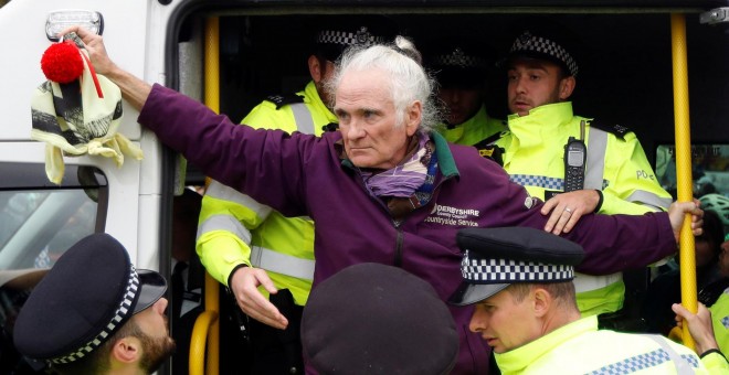 07/10/2019 - Una manifestante es detenida durante la protesta por el clima en Trafalgar Square, Londres. REUTERS / Peter Nicholls