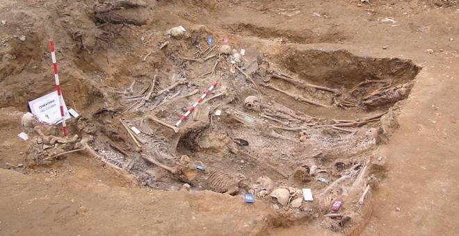 Una de las fosas que exhumó la ARMH de Valladolid entre 2016 y 2017.- ARMH VALLADOLID