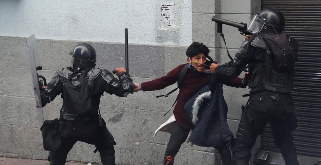 Un manifestante es detenido por miembros de las fuerzas de seguridad durante una protesta contra las medidas de austeridad del presidente de Ecuador, Lenin Moreno, en Quito, Ecuador, 8 de octubre de 2019. REUTERS / Carlos Garcia Rawlins