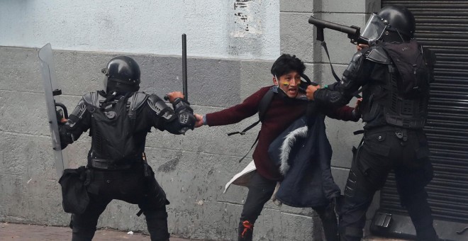 Un manifestante es detenido por miembros de las fuerzas de seguridad durante una protesta contra las medidas de austeridad del presidente de Ecuador, Lenin Moreno, en Quito, Ecuador, 8 de octubre de 2019. REUTERS / Carlos Garcia Rawlins