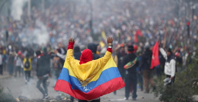 Un manifestante sostiene una bandera ecuatoriana durante una protesta contra las medidas de austeridad del presidente de Ecuador, Lenin Moreno, en Quito, Ecuador, 8 de octubre de 2019. REUTERS / Ivan Alvarado