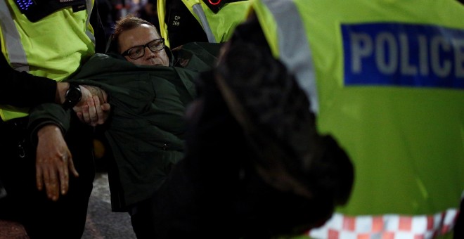 Un manifestante es detenido durante una manifestación de en Whitehall en Londres, Gran Bretaña, el 8 de octubre de 2019. REUTERS / Henry Nicholls