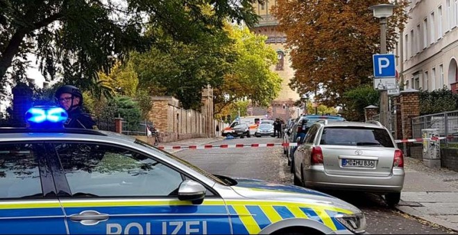 La Policía alemana acordona la zona donde se produjo el tiroteo. (REUTERS)