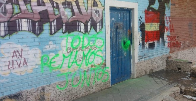 Pintadas amenazantes en el local de Hortaleza Boxig Crew tras agresión a dos menores migrantes en el barrio.- HBC