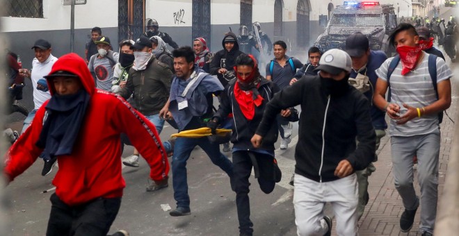 08/10/2019 - Manifestantes corriendo durante las protestas en Ecuador por las medidas de austeridad tomadas por el presidente Lenín Moreno, en Quito. / REUTERS (Carlos García)