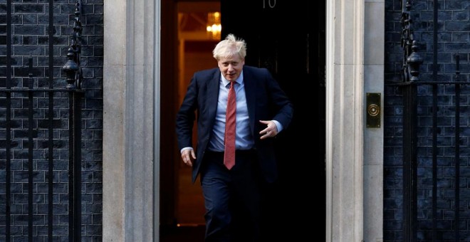 El primer ministro britanico, Boris Johnson, en la entrada del número 10 de  Downing Street, en Londres. REUTERS/Henry Nicholls