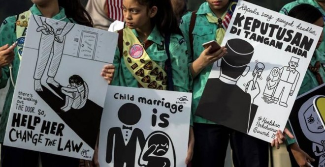 13/11/2018 - Activistas sostienen pancartas afuera del edificio del parlamento en Kuala Lumpur (Malasia) donde entregaron un memorando para terminar con el matrimonio infantil. EFE/Archivo