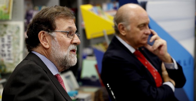 10/10/2019.- El expresidente del gobierno Mariano Rajoy (i) participa en la presentación del libro del exministro del Interior Jorge Fernández Díaz (d). / EFE - JAVIER LIZÓN
