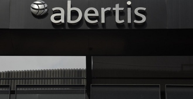 El logo de la concesionaria de infraestructuras Abertis, en su sede de Barcelona. AFP/Jorge Guerrero