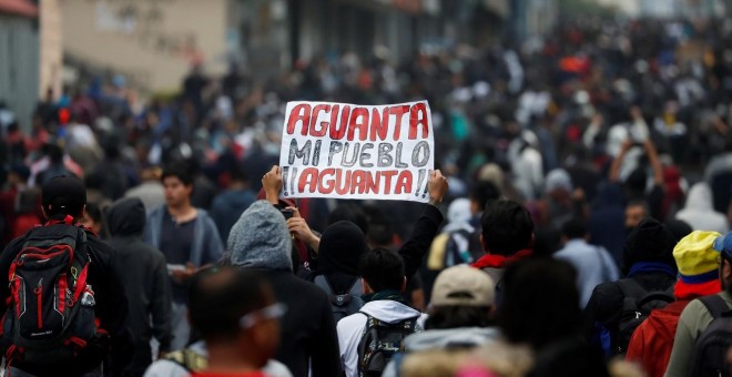 07/10/2019 Un manifestante sostiene un cartel con el lema 'aguanta mi pueblo, aguanta' durante las protestas en Ecuador. / REUTERS - CARLOS GARCIA RAWLINS