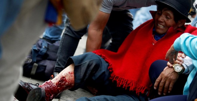 08/10/2019 Un indígena herido por la Policía en las protestas en Ecuador. /  REUTERS -  DANIEL TAPIA