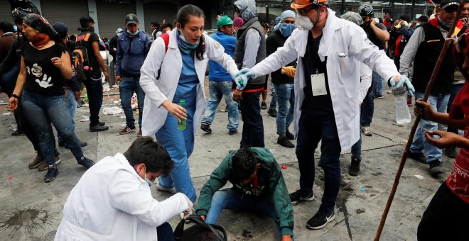 09/10/2019 - Ayuda médica a los heridos en las protestas de Ecuador. / REUTERS -  HENRY ROMERO