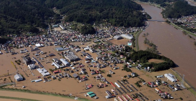 Imagen aérea de las inundaciones en Marumori. EFE