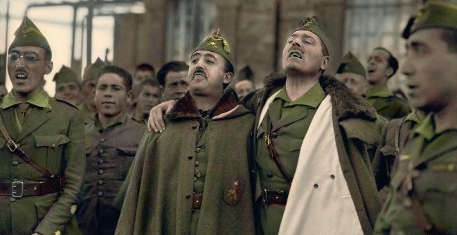 Franco y Millán Astray se abrazan mientras cantan junto a otros legionarios del Cuartel de Dar Riffien (Ceuta). Foto Bartolomé Ros. Archivo Familia Ros Amador.