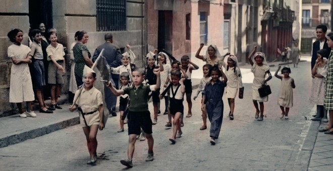 Niños jugando en el número 33 de la Calle Cabeza (Lavapiés, Madrid). Fotos Martín Santos Yubero. Archivo Regional CAM.