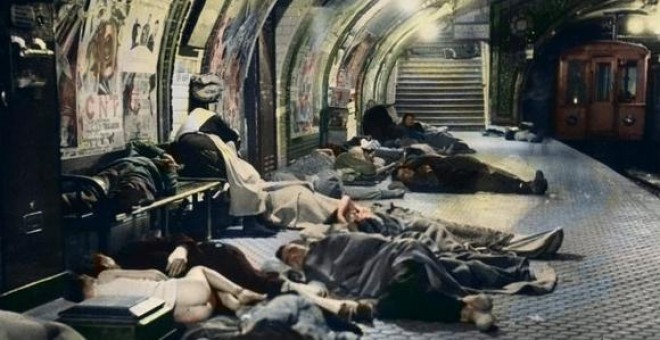 Buscando refugio en el metro durante los bombardeos. Estación de Tetuán. Año 1937. Foto Alfonso Sánchez Portela. Archivo MCARS.