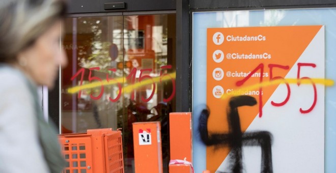 15/10/2019.- La sede de Ciudadanos en Barcelona con pintadas con un '155' en rojo, tachado con una franja amarilla, y una esvástica. / EFE