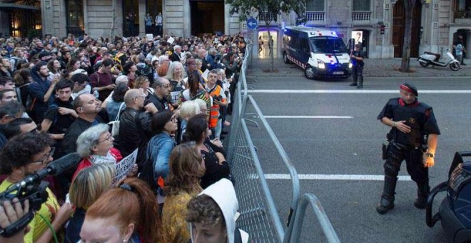 Cientos de personas a las puertas de la Delegación del Gobierno de Catalunya, durante la protesta llevada a cabo este martes contra la sentencia del procés. (EFE | Enric Fontcuberta)