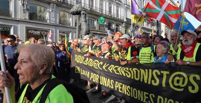 Momento en el que los pensionistas llegados de diferentes partes del Estado se encuentran en la Puerta del Sol y marchan hacia el Congreso de los Diputados | Kiko Huesca / EFE